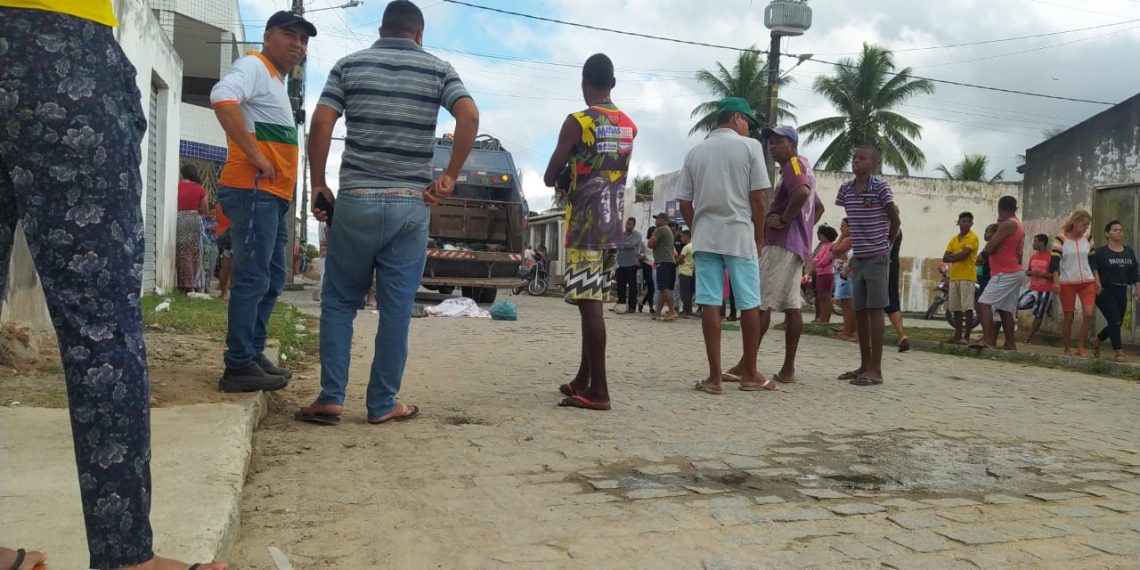 Mulher morre atropelada por caminhão de lixo