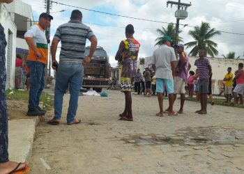 Mulher morre atropelada por caminhão de lixo