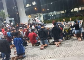 Feira: Familiares e amigos de jovem baleado em briga de trânsito fazem corrente de orações em frente ao HGCA