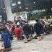 Feira: Familiares e amigos de jovem baleado em briga de trânsito fazem corrente de orações em frente ao HGCA