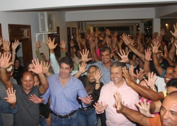 Santaluz – Em clima de pré-campanha Júnior do Max recebe em sua residência deputados, vereadores e centenas de lideranças. Ele fez duras críticas ao atual gestor (vídeos)