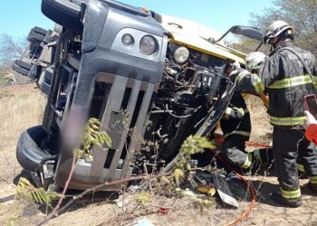 Corpo de Bombeiros resgata motorista preso às ferragens após carreta tombar na BR 235