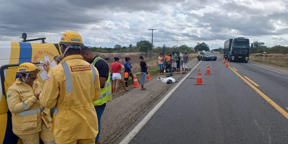 Homem morre em acidente envolvendo moto e caçamba (atualizada)