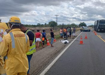 Homem morre em acidente envolvendo moto e caçamba (atualizada)