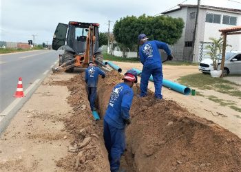 Obra substitui redes antigas de distribuição de água, em Valente