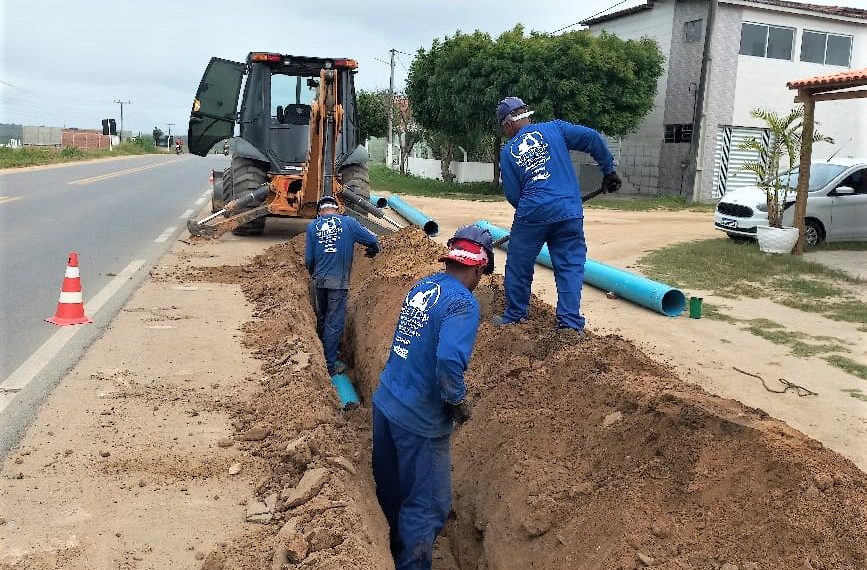 Obra substitui redes antigas de distribuição de água, em Valente