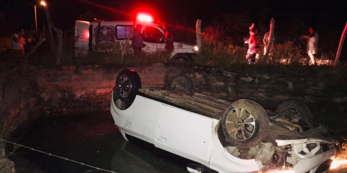 Carro capota dentro de tanque próximo as Casas Populares. Jovem de 19 anos foi socorrida pelo Águia
