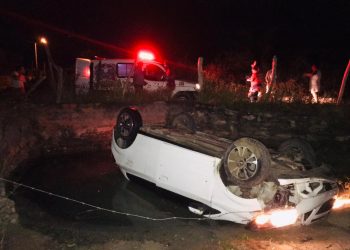 Carro capota dentro de tanque próximo as Casas Populares. Jovem de 19 anos foi socorrida pelo Águia