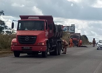 Buraco que provocou acidente com 5 mortes na BR 116 é tapado