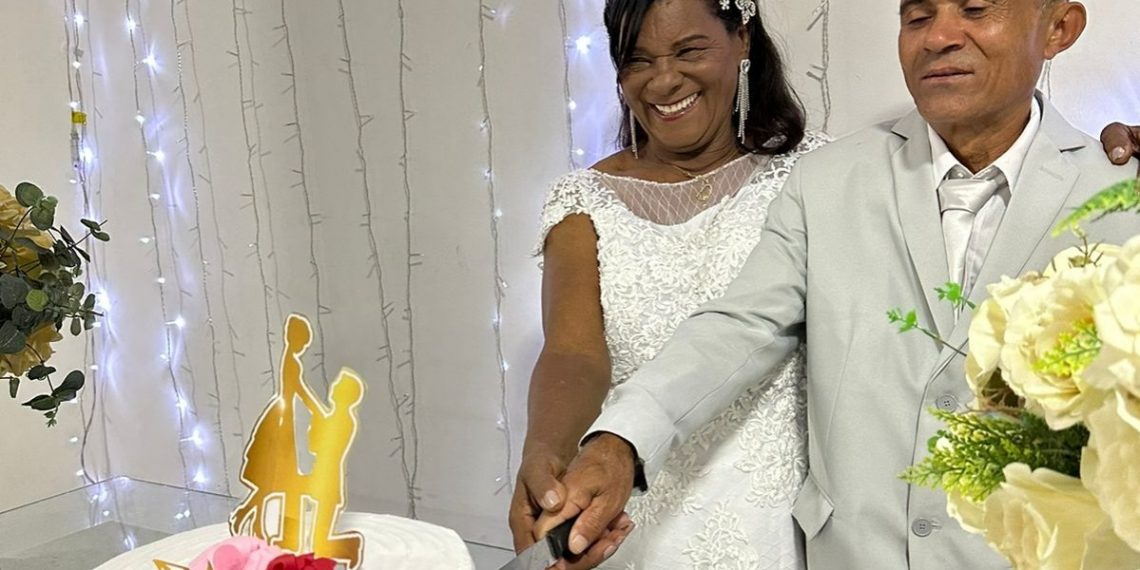 Aos 74 anos mulher realiza o sonho de se casar na igreja. Ela rezava o terço todos os dias procurando um pretendente e encontrou um 20 anos mais novo