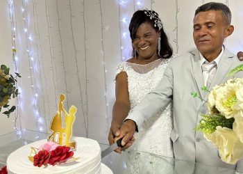 Aos 74 anos mulher realiza o sonho de se casar na igreja. Ela rezava o terço todos os dias procurando um pretendente e encontrou um 20 anos mais novo