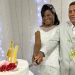 Aos 74 anos mulher realiza o sonho de se casar na igreja. Ela rezava o terço todos os dias procurando um pretendente e encontrou um 20 anos mais novo