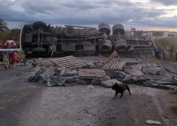 Caminhão carregado com cimento tomba na BA 383 e deixa 4 feridos