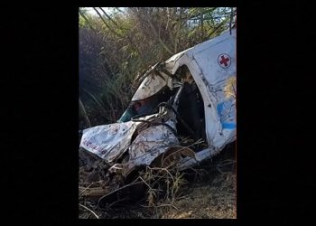 Três pessoas morrem em acidente entre ambulância e carreta na BR 242; mãe e filha entre as vítimas fatais