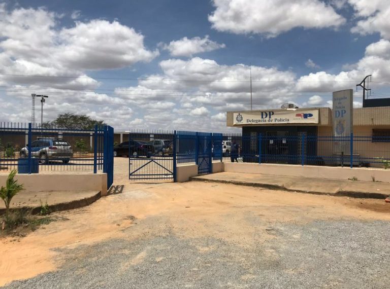 Médico é preso acusado de furtar aparelho celular de mãe de paciente