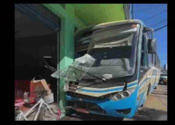 Ônibus invade loja e idosa sai ferida em Vitória da Conquista