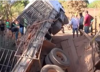 Ponte desaba com caminhão carregado de blocos