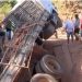 Ponte desaba com caminhão carregado de blocos