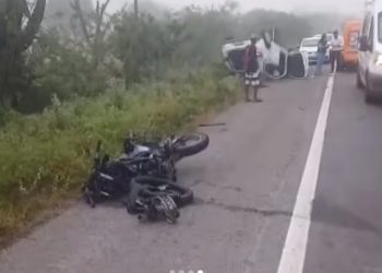 Casal morre em acidente envolvendo moto, carro e caminhão na BR 324