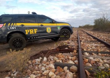 PRF prende dois homens flagrados furtando trilhos de trem