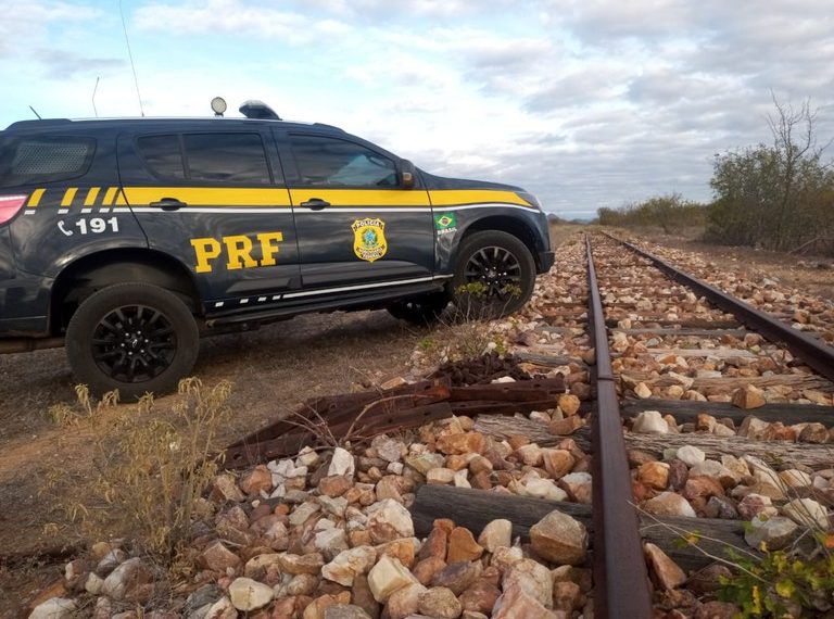 PRF prende dois homens flagrados furtando trilhos de trem