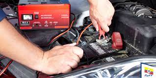 Mecânico fica ferido ao ser prensado contra parede quando fazia ‘chupeta’ em carro com bateria descarregada