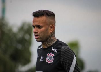 Torcedores do Corinthians invadem motel e agridem meia Luan