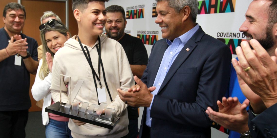 Vencedor do ‘The Voice Brasil Kids’ é recebido pelo governador