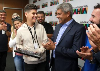 Vencedor do ‘The Voice Brasil Kids’ é recebido pelo governador