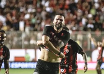 Série B – Leo Gamalho marca no fim, Vitória vence a Chapecoense e termina o primeiro turno na liderança