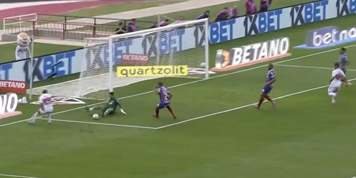 Goleiro do Bahia Marcos Felipe segura o empate com o São Paulo no Morumbi