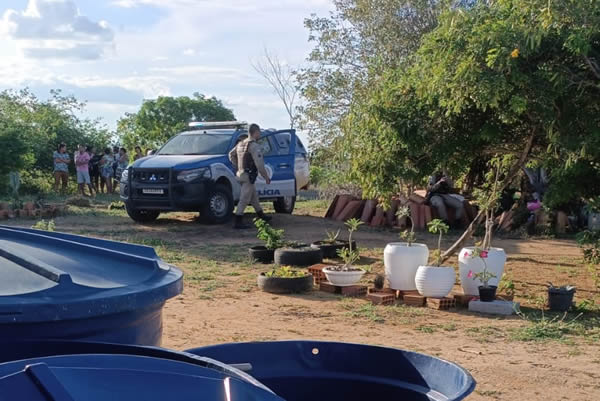 Suspeito de ter matado e enterrado companheira se apresenta à polícia