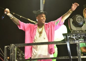 Cantor Oh Polêmico recebe alta hospitalar dois dias após desmaiar durante show