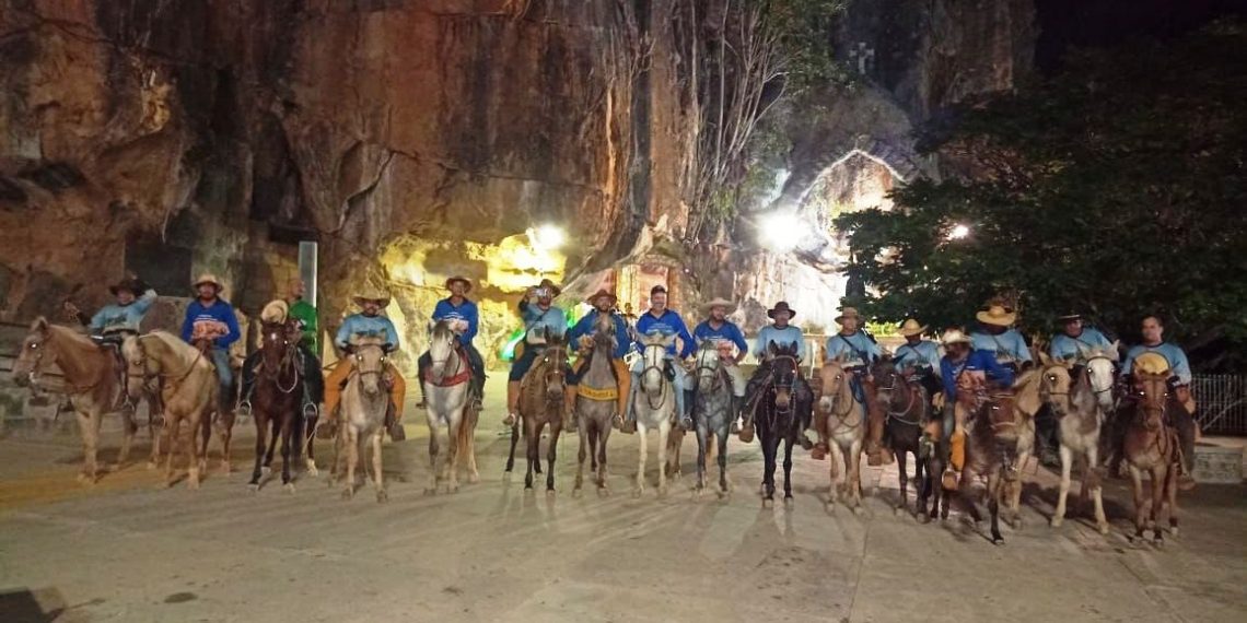 Romeiros viajam mais de 500km montados a burros e mulas para visitar santuário de Bom Jesus da Lapa