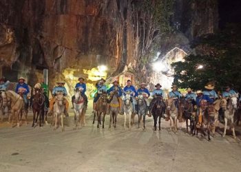 Romeiros viajam mais de 500km montados a burros e mulas para visitar santuário de Bom Jesus da Lapa