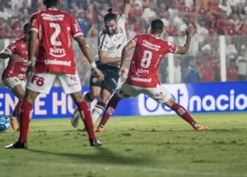 Vitória perde para o Vila Nova e segue fora do G4
