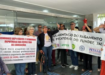 Professores têm cortes de mais de R$ 800 por dias não trabalhados durante paralisação