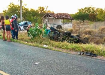 Colisão envolvendo Toyota SW4 e Fiat Uno deixa uma pessoa morta e sete feridas na BA 220