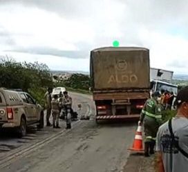 Irmãos morrem em acidente envolvendo motocicleta e caminhão na BA 220
