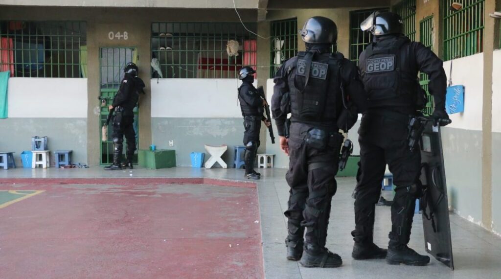 Quinze celulares são apreendidos durante operação no sistema prisional