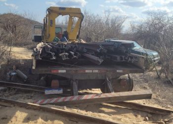 PRF flagra furto de trilhos de linha férrea em Jaguarari. Dois homens são presos