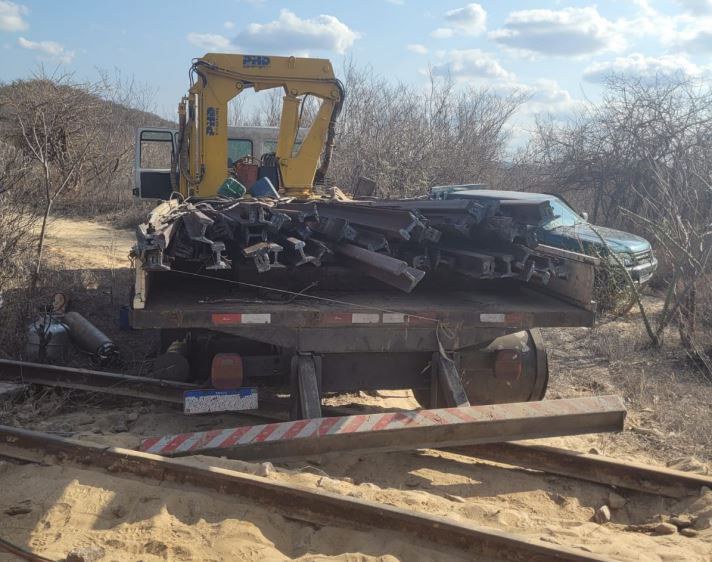 PRF flagra furto de trilhos de linha férrea em Jaguarari. Dois homens são presos