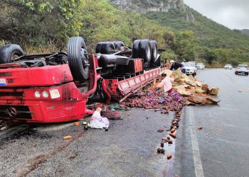 Caminhão carregado com legumes capota na curva do Balneário Sombra e Água Fresca