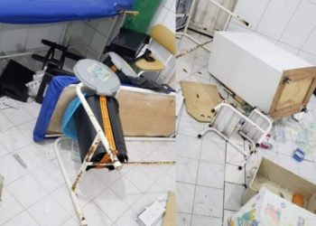 Homem promove quebra-quebra e agride funcionários de hospital