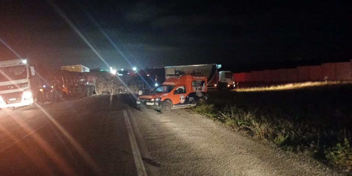 Colisão envolve carreta e caminhão baú na BR 324. Motoristas tiveram ferimentos leves