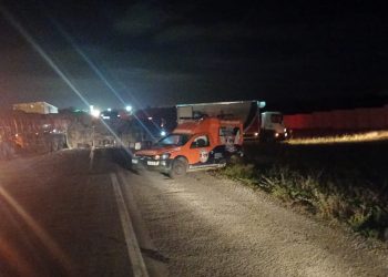 Colisão envolve carreta e caminhão baú na BR 324. Motoristas tiveram ferimentos leves