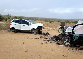Duas pessoas morrem e quatro ficam feridas na BA 408 em colisão frontal entre Palio e Ecosport