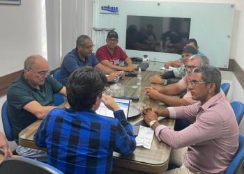 Comitiva de Capela do Alto Alegre liderada por Iraesto Moreira participa de audiência na Embasa em Feira de Santana