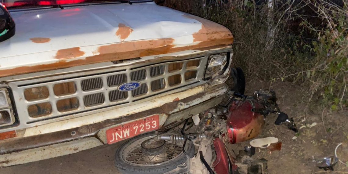 Homem sofre fraturas na perna em colisão envolvendo motocicleta e caminhonete