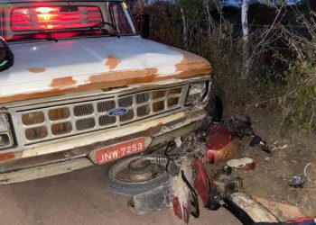 Homem sofre fraturas na perna em colisão envolvendo motocicleta e caminhonete